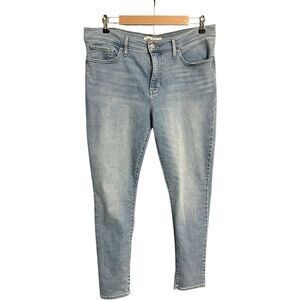 Levi’s 311 Shaping Skinny Jeans Light Wash Blue Size 32